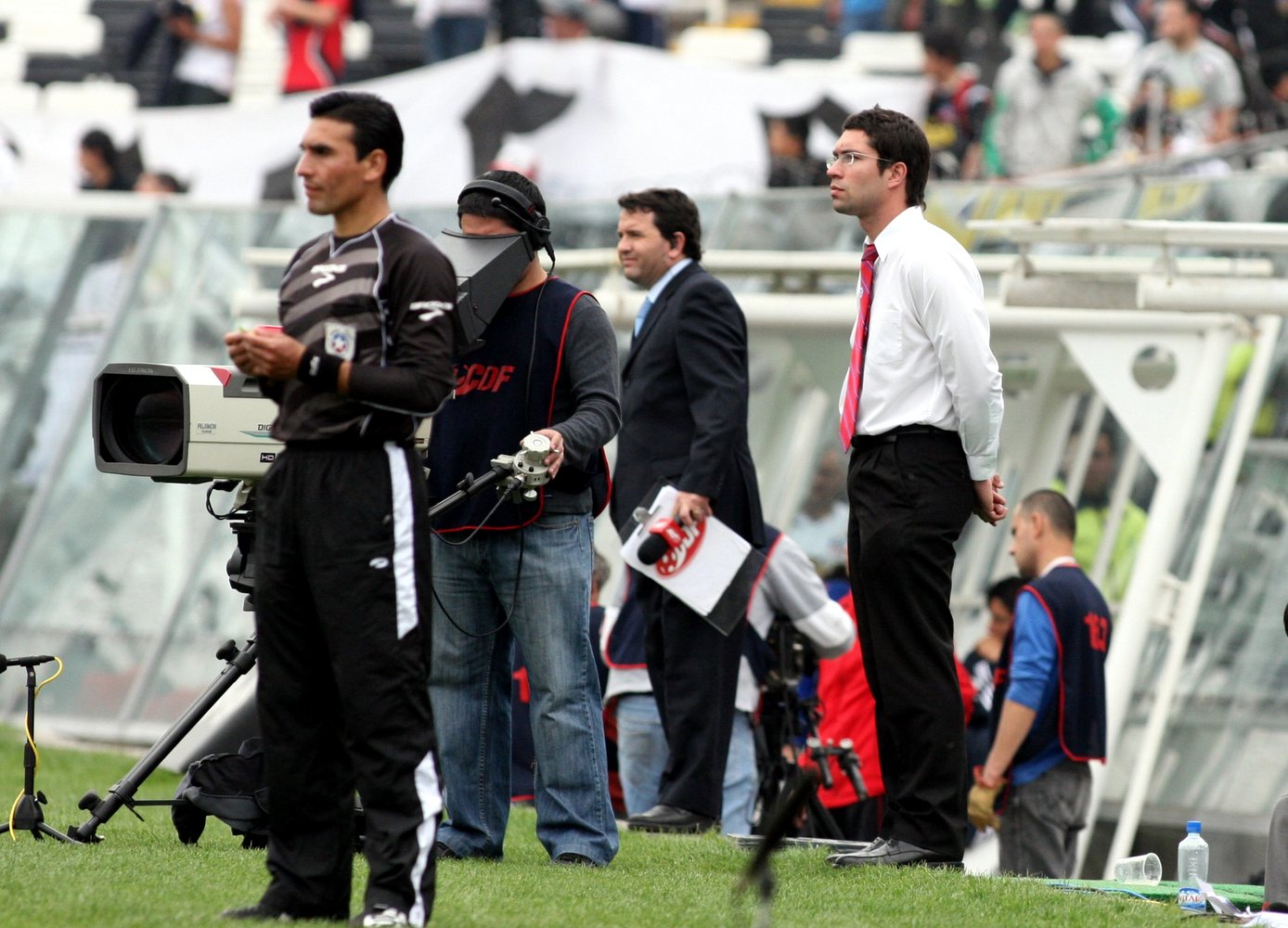 Operaciones en cancha durante partido profesional